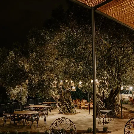 Ciy Restaurant & *